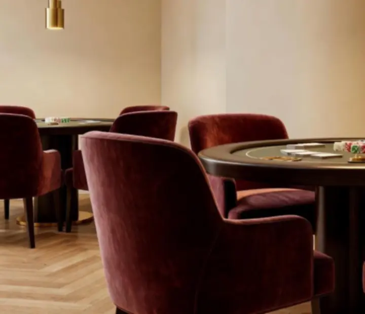 Salon de cartes élégant avec fauteuils confortables et éclairage chaleureux