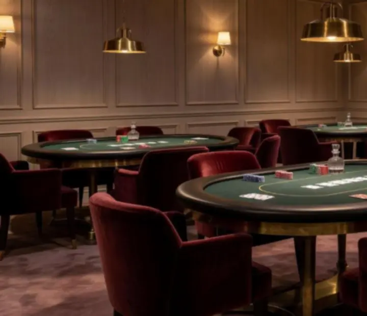 Ambiance chaleureuse du salon de cartes Dorellia avec tables de poker et éclairage tamisé