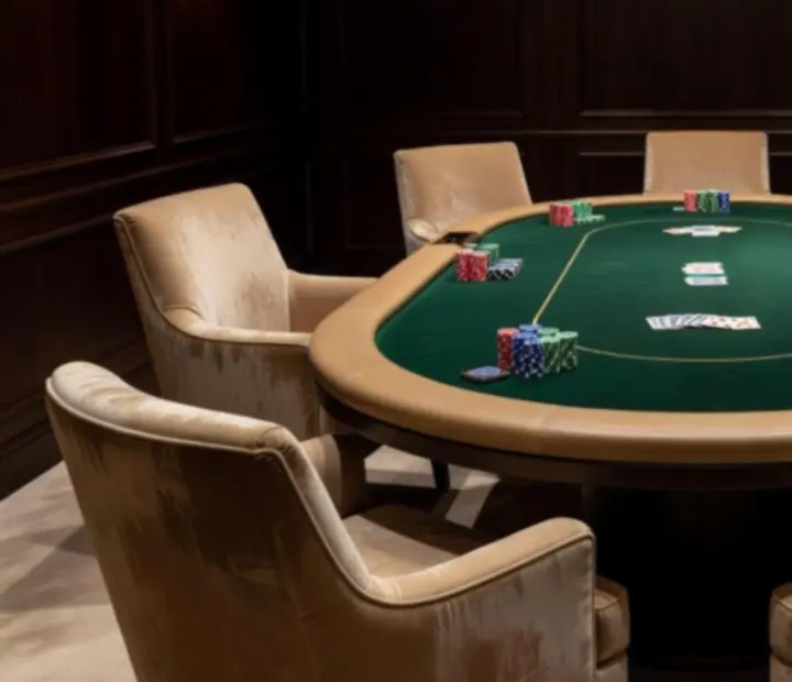 Table de poker élégante réservée dans le salon de cartes Dorellia